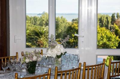 Miniature Location salle Saint-Jean-le-Thomas (Manche) - Château Les Hauts - Mont St Michel #15 Robinetterie ancienne en laiton avec inscriptions ’chaud’, ’froid’ et ’vidage’, au-dessus d'un lavabo blanc.