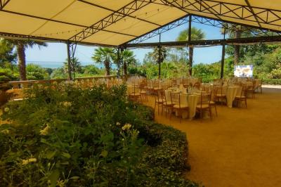 Miniature Location salle Saint-Jean-le-Thomas (Manche) - Château Les Hauts - Mont St Michel #9 Robinetterie ancienne en laiton avec inscriptions ’chaud’, ’froid’ et ’vidage’, au-dessus d'un lavabo blanc.