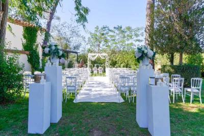 Salle de bain avec baignoire encastrée, lavabo sur meuble en marbre beige et fenêtre laissant entrer la lumière naturelle.
