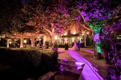 Salle de bain avec baignoire encastrée, lavabo sur meuble en marbre beige et fenêtre laissant entrer la lumière naturelle.