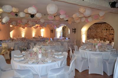 Une équipe de tournage filme une table dressée avec des plats et des chandeliers dans une pièce décorée.