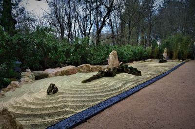 Une équipe de tournage filme une table dressée avec des plats et des chandeliers dans une pièce décorée.