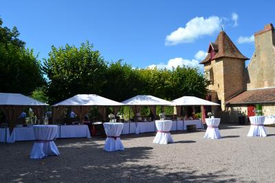 Une équipe de tournage filme une table dressée avec des plats et des chandeliers dans une pièce décorée.