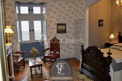 Une équipe de tournage filme une table dressée avec des plats et des chandeliers dans une pièce décorée.