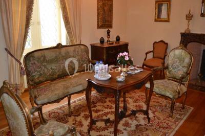 Une équipe de tournage filme une table dressée avec des plats et des chandeliers dans une pièce décorée.