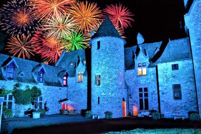 Une équipe de tournage filme une table dressée avec des plats et des chandeliers dans une pièce décorée.