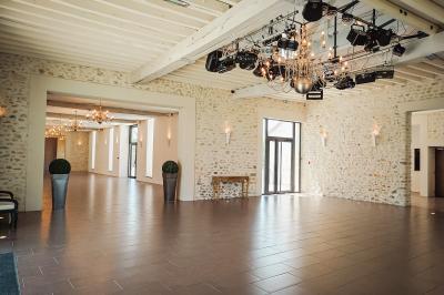 Jardin verdoyant avec pelouse bien entretenue, arbres et arbustes sous un ciel bleu dégagé.