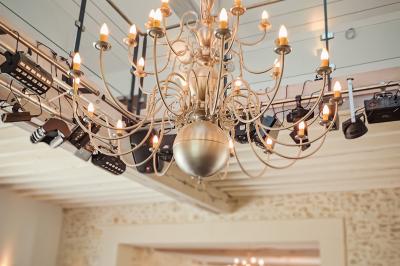 Jardin verdoyant avec pelouse bien entretenue, arbres et arbustes sous un ciel bleu dégagé.