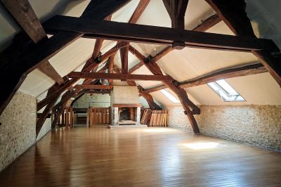 Jardin verdoyant avec pelouse bien entretenue, arbres et arbustes sous un ciel bleu dégagé.