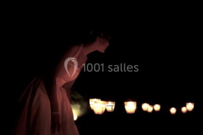 Paysages naturels avec lac entouré de forêts, sentiers boisés et ponton au bord de l'eau sous un ciel partiellement nuageux.