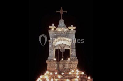 Paysages naturels avec lac entouré de forêts, sentiers boisés et ponton au bord de l'eau sous un ciel partiellement nuageux.