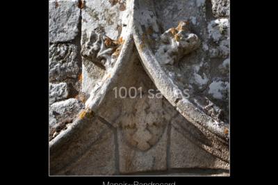 Paysages naturels avec lac entouré de forêts, sentiers boisés et ponton au bord de l'eau sous un ciel partiellement nuageux.