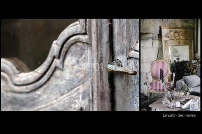 Paysages naturels avec lac entouré de forêts, sentiers boisés et ponton au bord de l'eau sous un ciel partiellement nuageux.