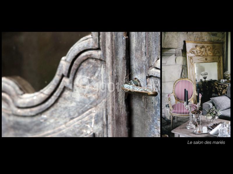 Porte en bois sculpté avec poignée ancienne, ouvrant sur un salon décoré de meubles classiques et miroirs dorés.