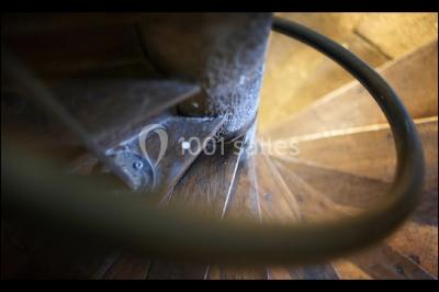 Paysages naturels avec lac entouré de forêts, sentiers boisés et ponton au bord de l'eau sous un ciel partiellement nuageux.