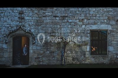 Paysages naturels avec lac entouré de forêts, sentiers boisés et ponton au bord de l'eau sous un ciel partiellement nuageux.