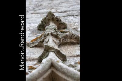 Paysages naturels avec lac entouré de forêts, sentiers boisés et ponton au bord de l'eau sous un ciel partiellement nuageux.