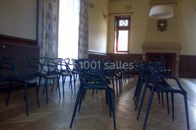 Miniature Location salle Chevreuse (Yvelines) - Château De Meridon #4 Tables élégamment dressées avec nappes vertes, chaises en bois et décor floral abondant dans une salle lumineuse.