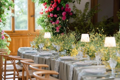 Miniature Location salle Chevreuse (Yvelines) - Château De Meridon #23 Tables élégamment dressées avec nappes vertes, chaises en bois et décor floral abondant dans une salle lumineuse.