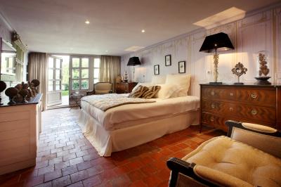 Vue aérienne d'un domaine entouré de verdure, avec des montagnes en arrière-plan sous un ciel dégagé.