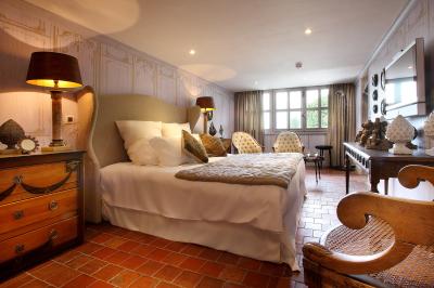 Vue aérienne d'un domaine entouré de verdure, avec des montagnes en arrière-plan sous un ciel dégagé.