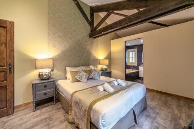 Vue aérienne d'un domaine entouré de verdure, avec des montagnes en arrière-plan sous un ciel dégagé.