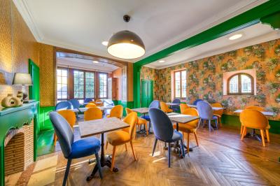Intérieur d'un sauna en bois en forme de tonneau avec vue sur un paysage verdoyant et des montagnes au loin.