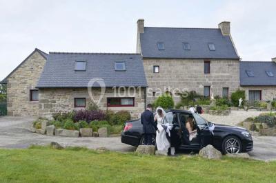 Salle lumineuse avec plafond en bois, grandes baies vitrées, carrelage au sol et chariots de rangement sur roulettes.