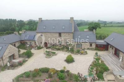 Salle lumineuse avec plafond en bois, grandes baies vitrées, carrelage au sol et chariots de rangement sur roulettes.