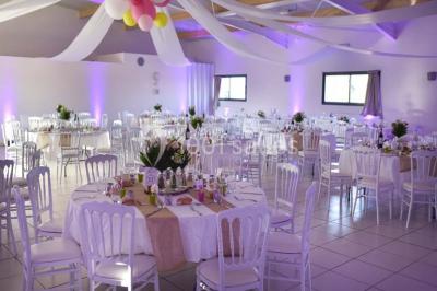 Salle lumineuse avec plafond en bois, grandes baies vitrées, carrelage au sol et chariots de rangement sur roulettes.