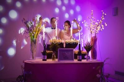 Salle lumineuse avec plafond en bois, grandes baies vitrées, carrelage au sol et chariots de rangement sur roulettes.