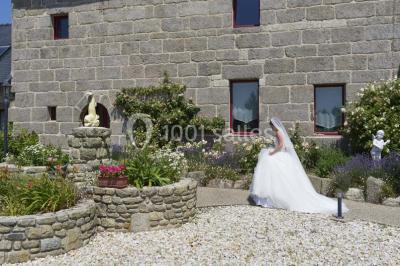 Salle lumineuse avec plafond en bois, grandes baies vitrées, carrelage au sol et chariots de rangement sur roulettes.