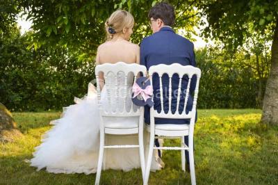 Salle lumineuse avec plafond en bois, grandes baies vitrées, carrelage au sol et chariots de rangement sur roulettes.