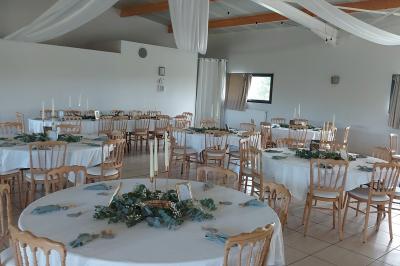 Salle lumineuse avec plafond en bois, grandes baies vitrées, carrelage au sol et chariots de rangement sur roulettes.