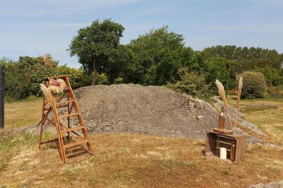 Salle lumineuse avec plafond en bois, grandes baies vitrées, carrelage au sol et chariots de rangement sur roulettes.