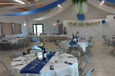 Salle lumineuse avec plafond en bois, grandes baies vitrées, carrelage au sol et chariots de rangement sur roulettes.