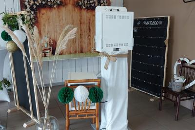 Salle lumineuse avec plafond en bois, grandes baies vitrées, carrelage au sol et chariots de rangement sur roulettes.