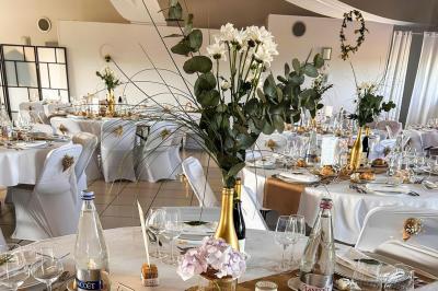 Salle lumineuse avec plafond en bois, grandes baies vitrées, carrelage au sol et chariots de rangement sur roulettes.