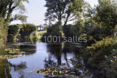 Salle lumineuse avec plafond en bois, grandes baies vitrées, carrelage au sol et chariots de rangement sur roulettes.