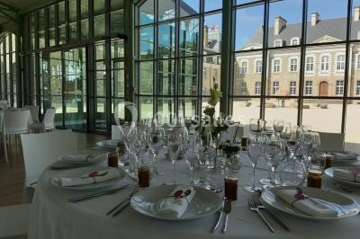 Miniature Location salle Piré-sur-Seiche (Ille-et-Vilaine) - Domaine du Château des Pères #10 Lit double avec une couverture blanche, des coussins colorés et une robe de mariée posée sur le côté.