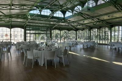 Miniature Location salle Piré-sur-Seiche (Ille-et-Vilaine) - Domaine du Château des Pères #8 Lit double avec une couverture blanche, des coussins colorés et une robe de mariée posée sur le côté.
