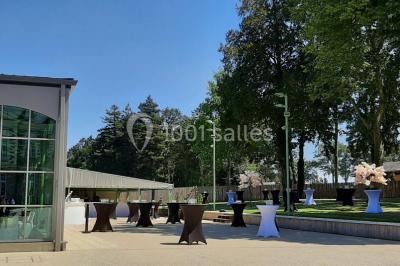 Miniature Location salle Piré-sur-Seiche (Ille-et-Vilaine) - Domaine du Château des Pères #22 Lit double avec une couverture blanche, des coussins colorés et une robe de mariée posée sur le côté.