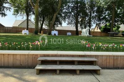 Miniature Location salle Piré-sur-Seiche (Ille-et-Vilaine) - Domaine du Château des Pères #29 Lit double avec une couverture blanche, des coussins colorés et une robe de mariée posée sur le côté.