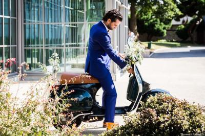 Miniature Location salle Piré-sur-Seiche (Ille-et-Vilaine) - Domaine du Château des Pères #23 Lit double avec une couverture blanche, des coussins colorés et une robe de mariée posée sur le côté.