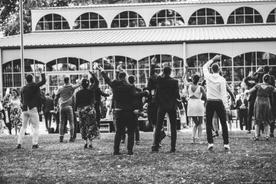 Miniature Location salle Piré-sur-Seiche (Ille-et-Vilaine) - Domaine du Château des Pères #13 Lit double avec une couverture blanche, des coussins colorés et une robe de mariée posée sur le côté.