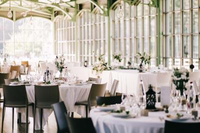 Miniature Location salle Piré-sur-Seiche (Ille-et-Vilaine) - Domaine du Château des Pères #3 Lit double avec une couverture blanche, des coussins colorés et une robe de mariée posée sur le côté.