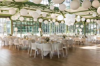 Miniature Location salle Piré-sur-Seiche (Ille-et-Vilaine) - Domaine du Château des Pères #2 Lit double avec une couverture blanche, des coussins colorés et une robe de mariée posée sur le côté.