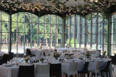 Miniature Location salle Piré-sur-Seiche (Ille-et-Vilaine) - Domaine du Château des Pères #7 Lit double avec une couverture blanche, des coussins colorés et une robe de mariée posée sur le côté.