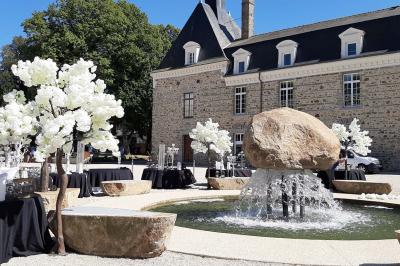 Miniature Location salle Piré-sur-Seiche (Ille-et-Vilaine) - Domaine du Château des Pères #17 Lit double avec une couverture blanche, des coussins colorés et une robe de mariée posée sur le côté.