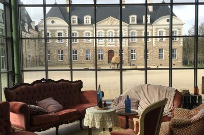 Miniature Location salle Piré-sur-Seiche (Ille-et-Vilaine) - Domaine du Château des Pères #18 Lit double avec une couverture blanche, des coussins colorés et une robe de mariée posée sur le côté.